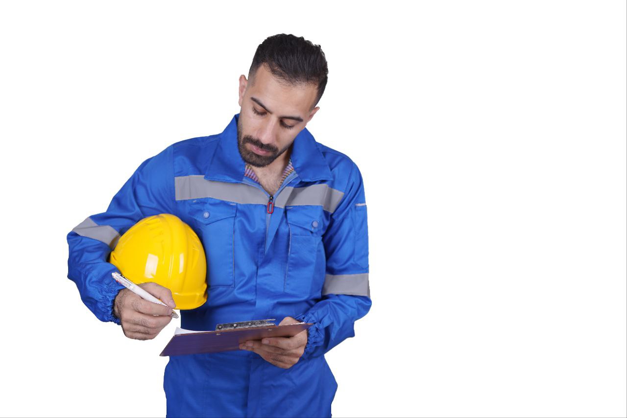 اهمیت لباس‌کار و تجهیزات ایمنی در محیط‌های صنعتی